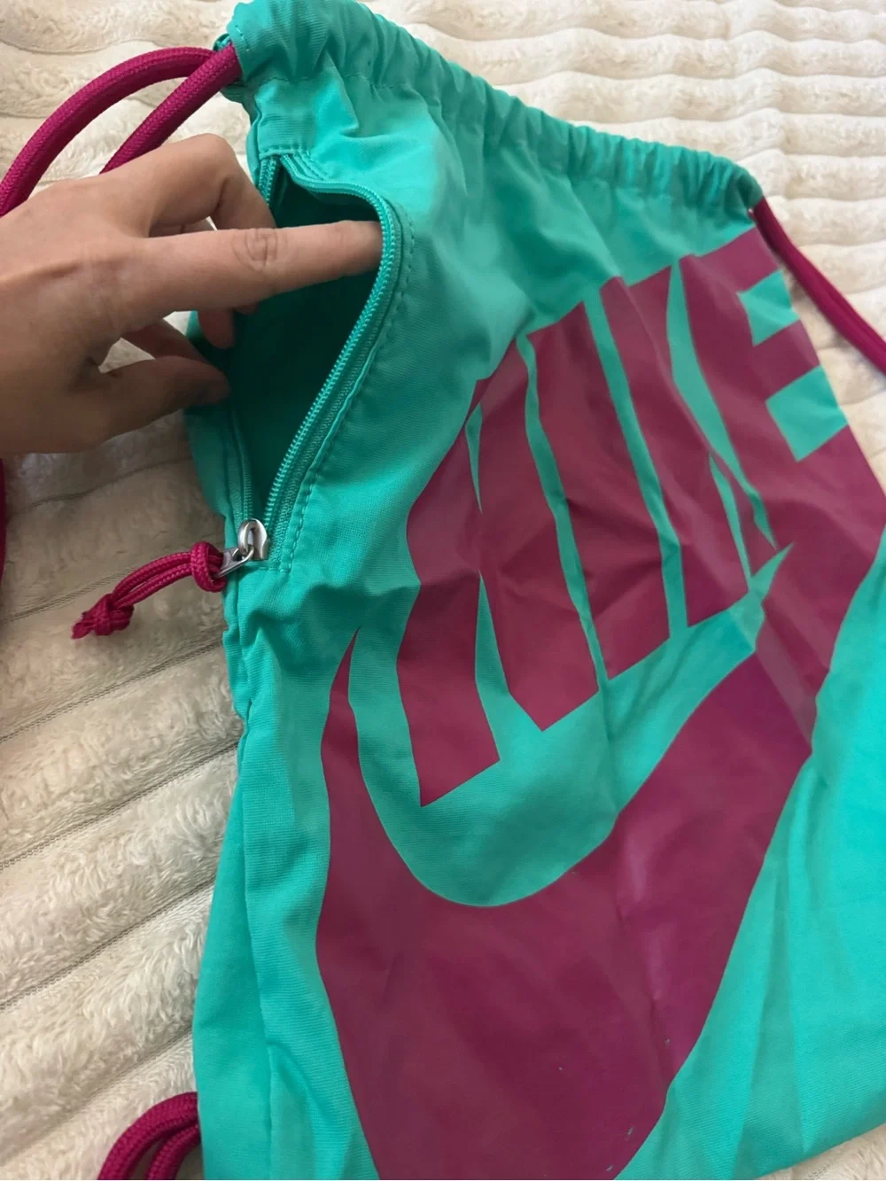 Nike Heritage Drawstring Bag in Teal and Magenta